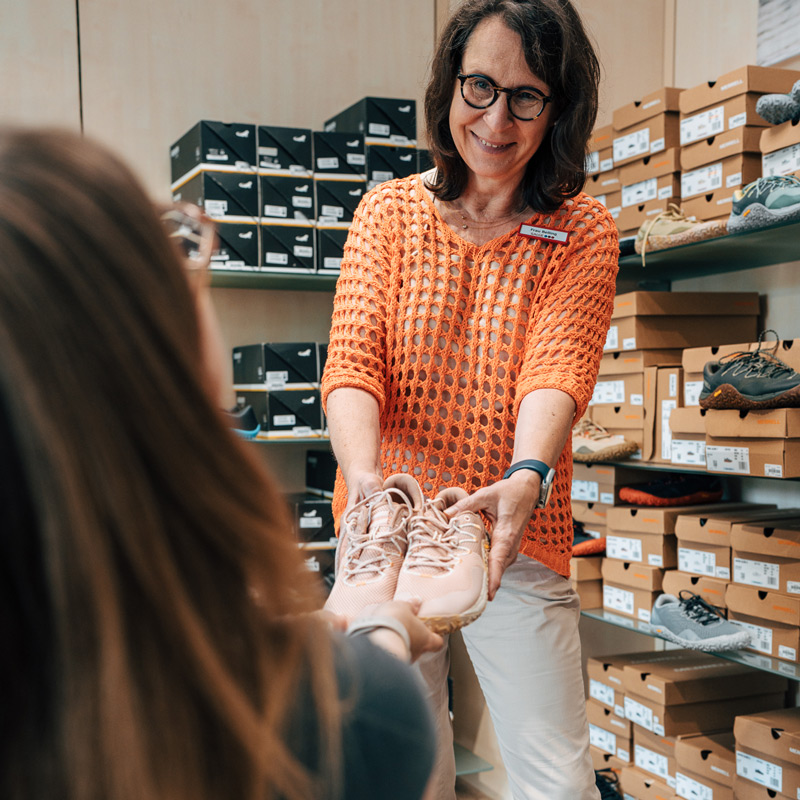 Salge-Schuhhaus-Calberlah-Verkaeuferin-745727